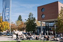 Studierende vor der Wirschafts-und Sozialwissenschaftlichen Fakultät